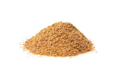 Süper gıda ürünü. Beyaza izole edilmiş keten tohumu tozu yığını.