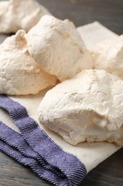 Ahşap masada nefis ev yapımı kurabiyeler, yakın plan.