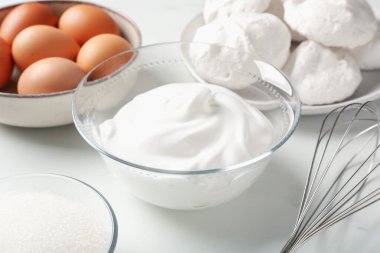 Fırça çırpma, krem şanti ve diğer malzemeler ışık masasında, yakın plan. Kurabiye pişiriyorum.