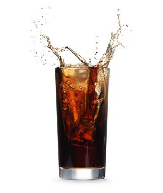 Beyazların üzerine izole edilmiş bardaktan dökülen kola.