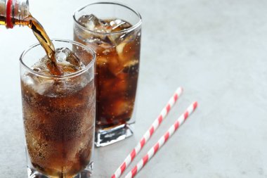 Serinletici kolayı ışık masasındaki cama boşalt, yakın çekim. Metin için boşluk