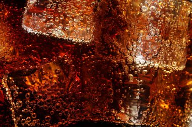 Arkaplan olarak buz ile kola tazeleniyor, makro görünüm