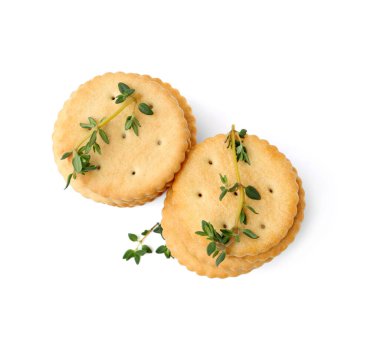 Kekikli lezzetli krakerler beyaz üzerine izole edilmiş, üst görünüm.