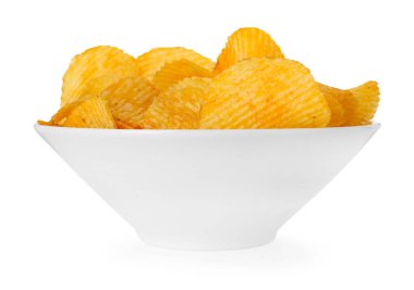 Lezzetli cipsler beyaz kasede izole edilmiş.