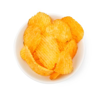 Kabın içindeki lezzetli cipsler beyaza izole edilmiş, üst manzara.