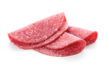 Beyaz üzerine izole edilmiş lezzetli füme sosis dilimleri.