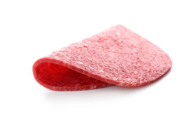 Beyaz üzerine izole edilmiş lezzetli füme sosis dilimi.