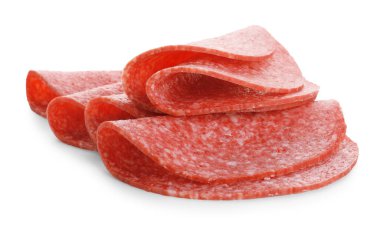 Beyaz üzerine izole edilmiş lezzetli füme sosis dilimleri.