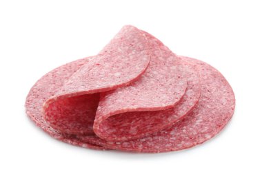 Beyaz üzerine izole edilmiş lezzetli füme sosis dilimleri.