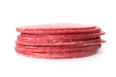 Beyaz üzerine izole edilmiş lezzetli füme sosis dilimleri.