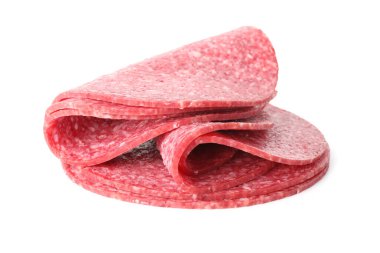 Beyaz üzerine izole edilmiş lezzetli füme sosis dilimleri.