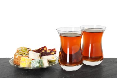 Lezzetli Türk çayı ve lezzeti beyaz arka planda.