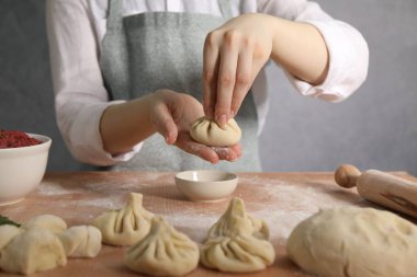 Mutfaktaki masada khinkali yapan kadın, yakın plan.