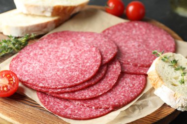 Lezzetli füme sosis, domates, kekik ve ekmek dilimleri, yakın plan.