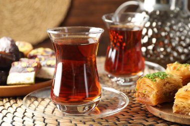 Lezzetli Türk çayı, masada şekerlerle servis edilir, yakın plan.