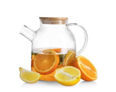 Beyaz üzerine aromatik meyve çayı, portakal, limon ve nane aromalı cam çaydanlık.