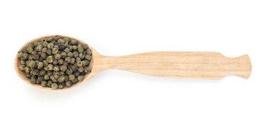 Ahşap kaşıkta yeşil biber, beyaza izole edilmiş, üst manzara.