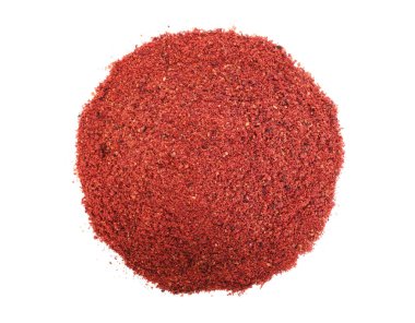 Kırmızı biber tozu yığını beyaza izole edilmiş, üst manzara