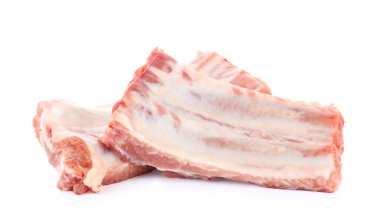 Taze çiğ Domuz kaburga üzerinde beyaz izole