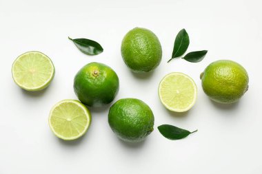 Beyaz zemin üzerinde taze limon, düz uzanmış.