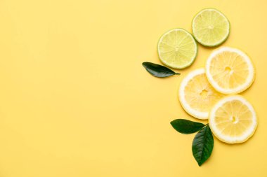 Sarı arka planda limon ve limon dilimleri. Metin için boşluk