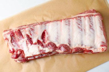 Beyaz masada çiğ domuz pirzolası.