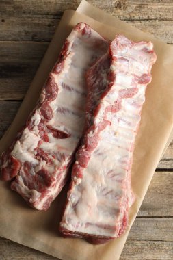 Ahşap masada çiğ domuz pirzolası.