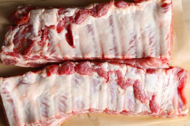 Parşömen üzerinde çiğ domuz kaburgası, üst manzara.