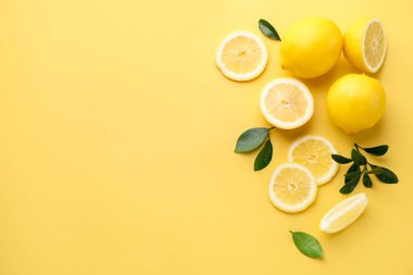 Sarı arka planda taze olgun limonlar, düz uzanmış. Metin için boşluk
