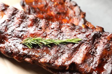 Biberiyeli domuz pirzolası, yakın plan.