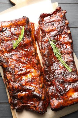 Siyah ahşap masada biberiyeli domuz pirzolası.