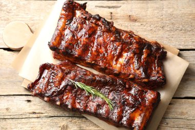 Ahşap masada biberiyeli domuz pirzolası.