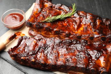 Biberiyeli ve siyah masadaki soslu domuz pirzolası, yakın plan.