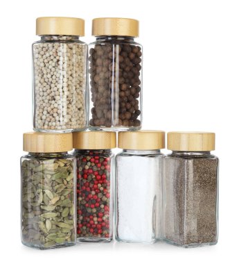 Beyaz kavanozlardaki farklı aromatik baharatlar.