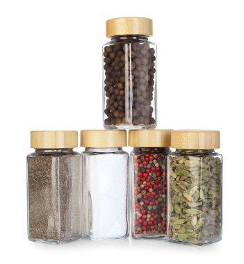 Beyaz kavanozlardaki farklı aromatik baharatlar.