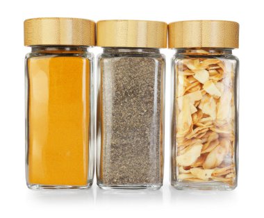 Beyaz kavanozlardaki farklı aromatik baharatlar.