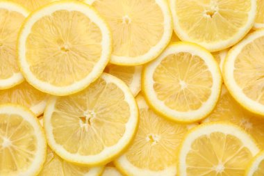 Arka plan olarak taze limon dilimleri, üst görünüm