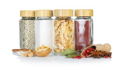 Beyaz kavanozlardaki farklı aromatik baharatlar.