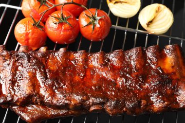 Lezzetli kızarmış domuz pirzolası, domates ve soğanlı ızgara, yakın plan.