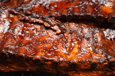 Izgarada domuz pirzolası, yakın plan.