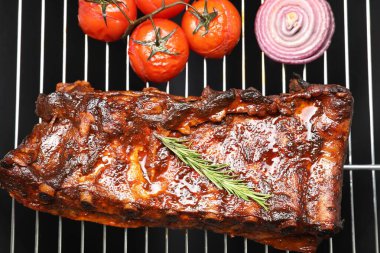 Biberiye, soğan ve domatesli leziz kızarmış domuz pirzolası.