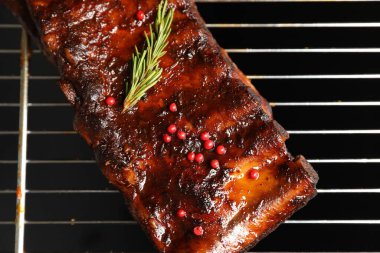 Izgarada biberiyeli leziz domuz pirzolası.