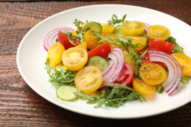 Tahta masada sarı domatesli taze salata, yakın plan.