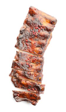 Lezzetli kızarmış domuz pirzolası. Beyazın üstünde izole edilmiş.