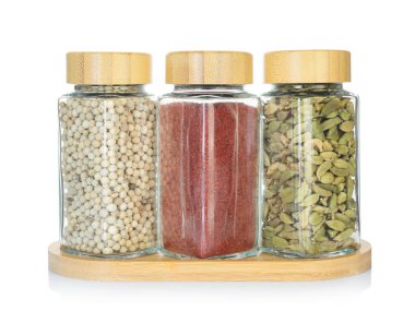 Beyaz kavanozlardaki farklı aromatik baharatlar.