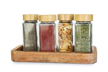 Beyaz kavanozlardaki farklı aromatik baharatlar.