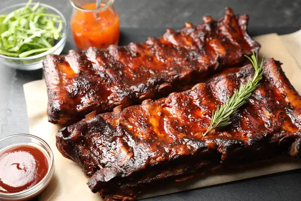 Biberiyeli, soslu ve salatalı domuz pirzolası, yakın plan.