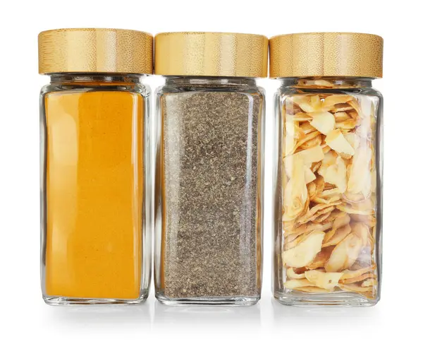 Beyaz kavanozlardaki farklı aromatik baharatlar.