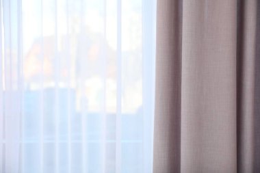 Zarif perdeleri olan pencere, yakın çekim manzarası.