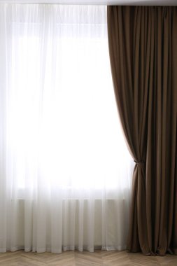 Modern odada zarif perdeleri olan pencere